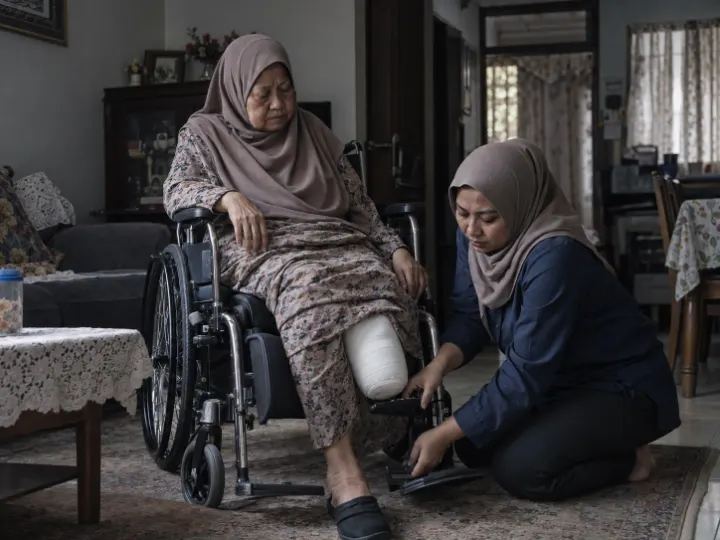 Ilustrasi ibu di kerusi roda, dibantu anak perempuan