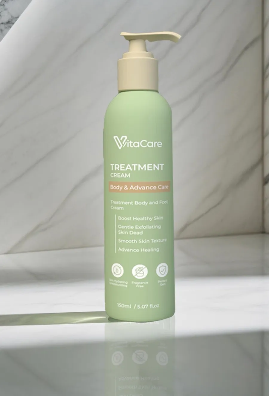 Botol semasa Vitacare Treatment Cream dengan pam penuh, label lengkap dan pantulan semula jadi pada marmar